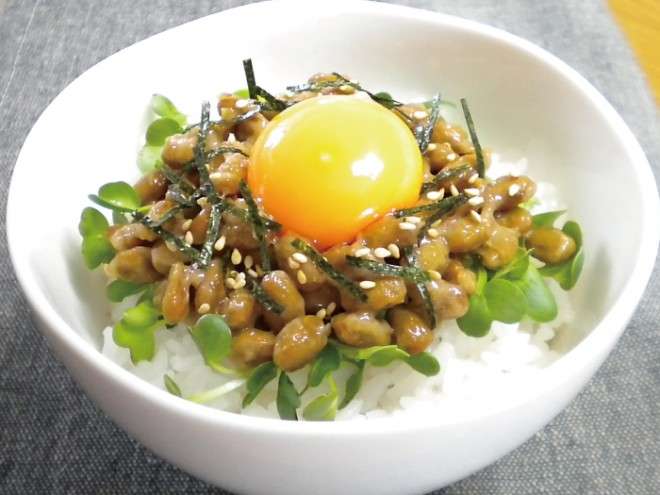 最後に生卵・半熟卵を乗せると美味しい食べ物