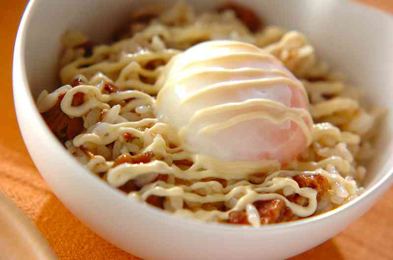 最後に生卵・半熟卵を乗せると美味しい食べ物