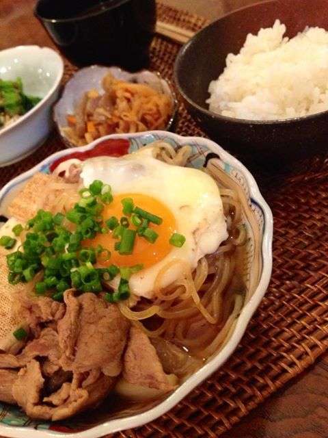 最後に生卵・半熟卵を乗せると美味しい食べ物