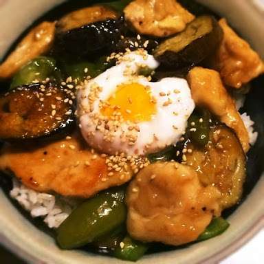 最後に生卵・半熟卵を乗せると美味しい食べ物
