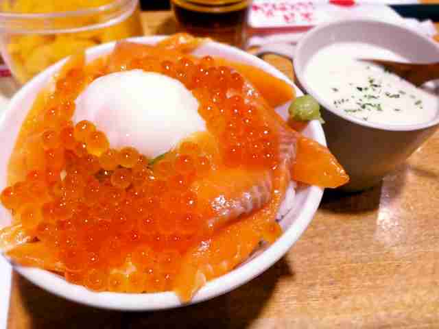最後に生卵・半熟卵を乗せると美味しい食べ物
