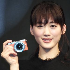 綾瀬はるか、優美な純白ウェディングドレス姿を披露！「オトナな私に仕上がった」