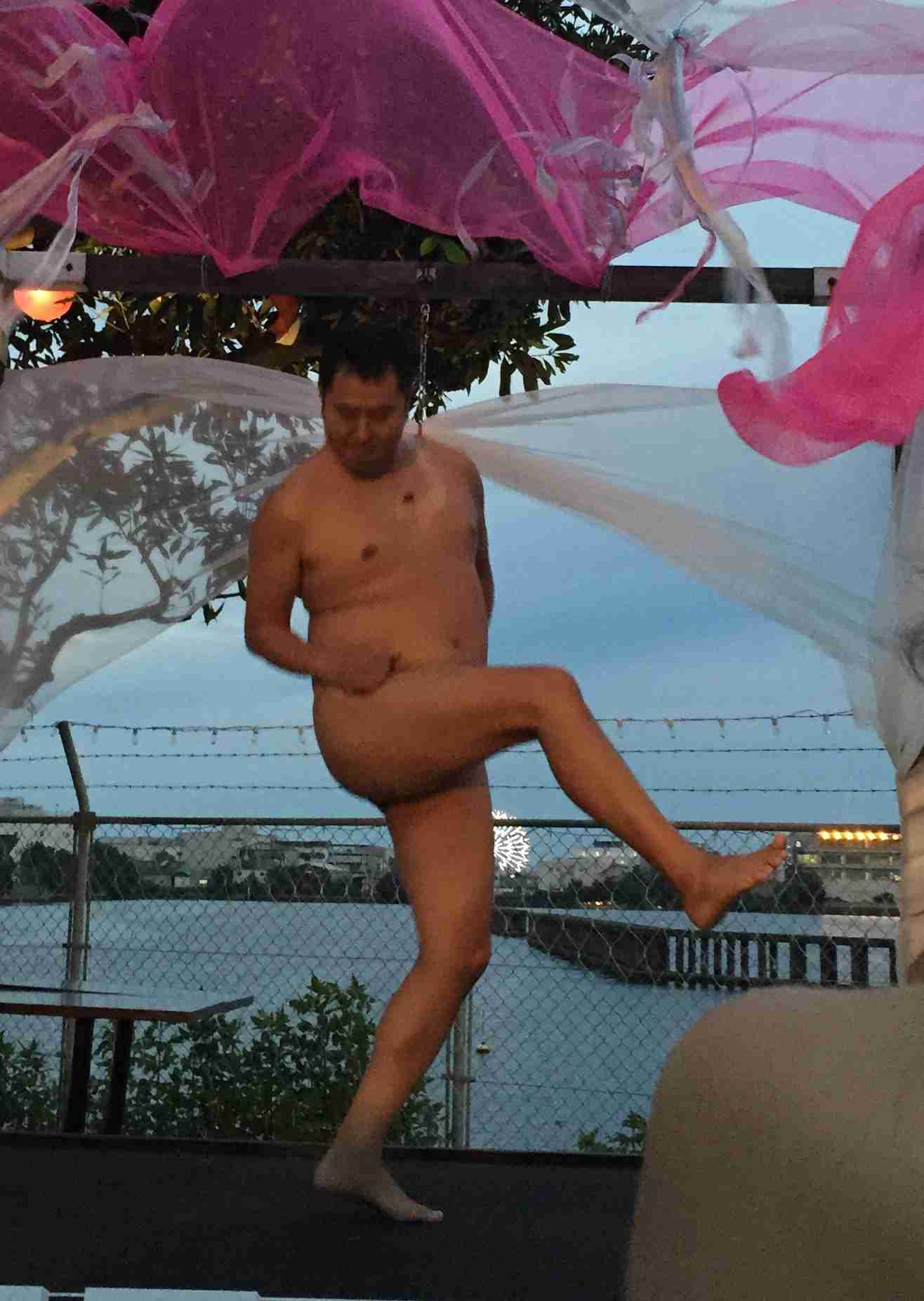 とにかく明るい安村の裸芸、身体上の危険指摘される「ヘルニアになる」