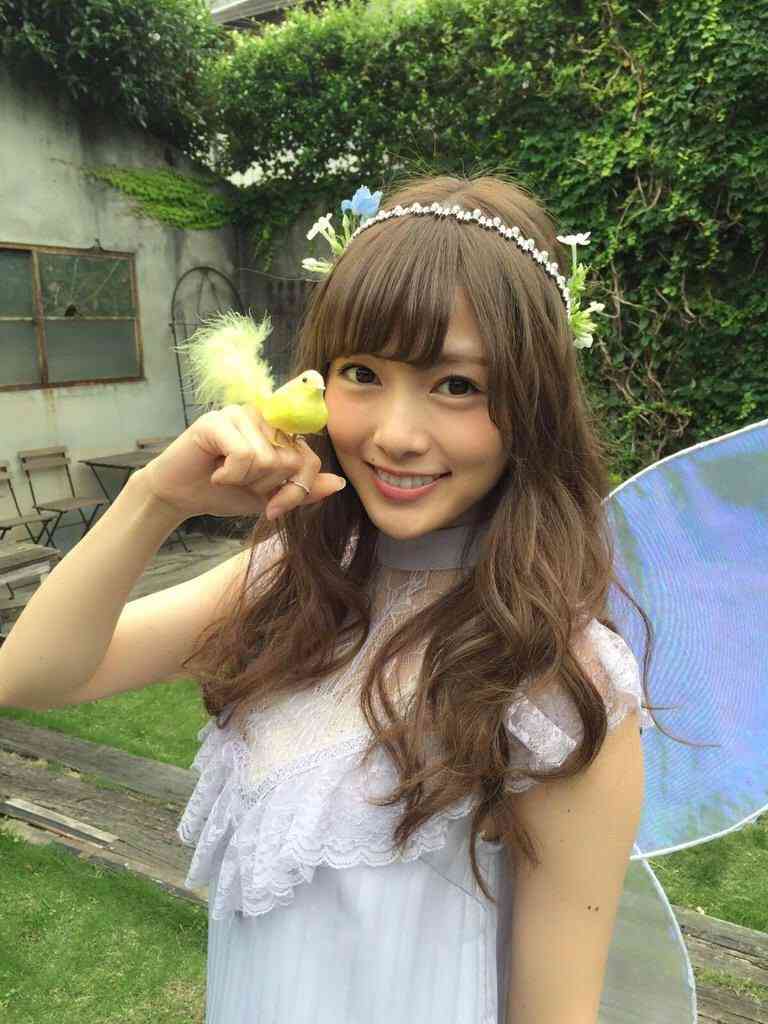 乃木坂46白石麻衣、幼少期の姿に「既に可愛い」「美人のルーツ」の声