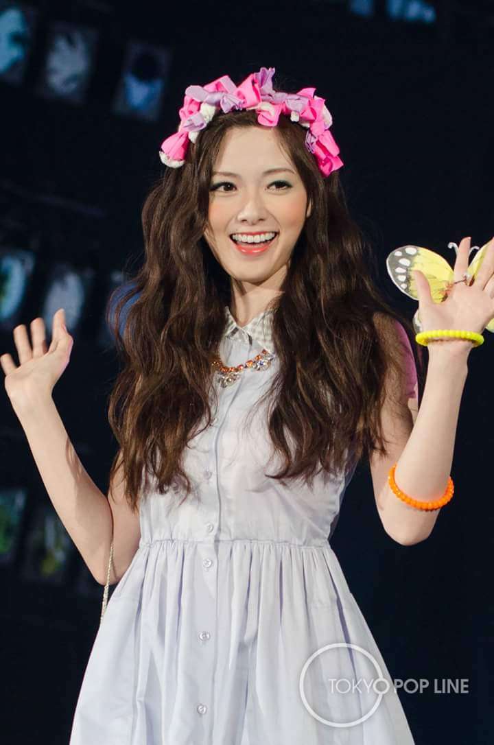 乃木坂46白石麻衣、幼少期の姿に「既に可愛い」「美人のルーツ」の声