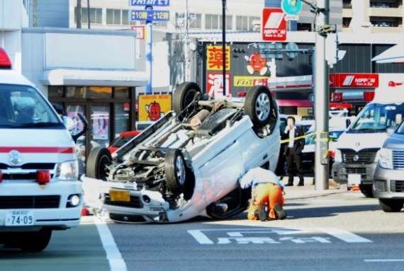 歩道に車、２人死亡＝７００メートル暴走、５人重軽傷－宮崎