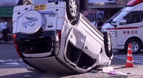 歩道に車、２人死亡＝７００メートル暴走、５人重軽傷－宮崎