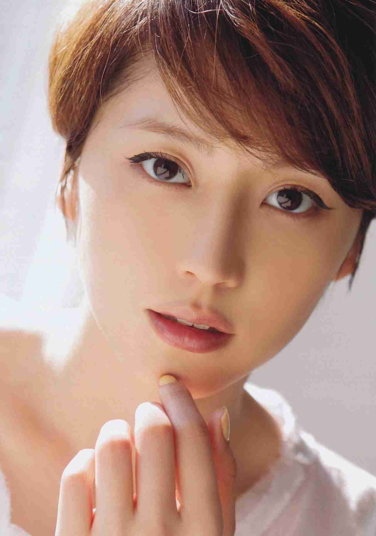 長澤まさみ、シンプル白ワンピで美脚披露
