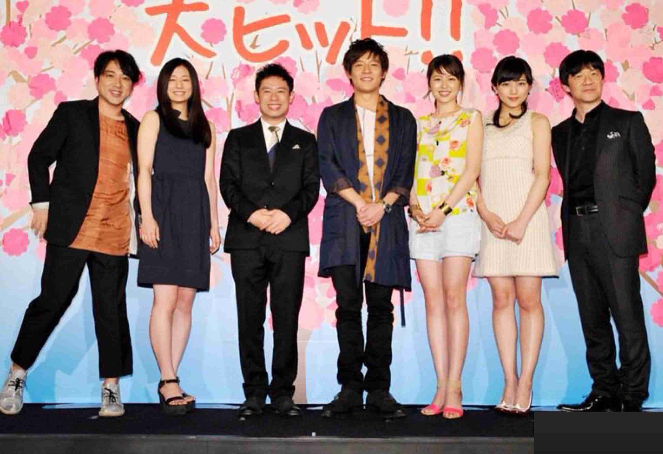 長澤まさみ、シンプル白ワンピで美脚披露