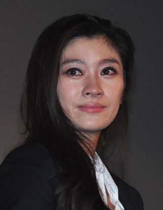 篠原涼子が髪を触りすぎ？ ドラマ「オトナ女子」に視聴者が集中できない！