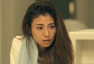 篠原涼子が髪を触りすぎ？ ドラマ「オトナ女子」に視聴者が集中できない！
