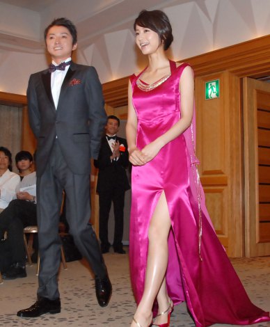 吉瀬美智子、ロングドレスで美脚披露 陣内孝則と『ベストフォーマリスト』受賞