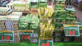 お菓子売り場に行くとウキウキしてしまう人〜( ´ ▽ ` )ノ