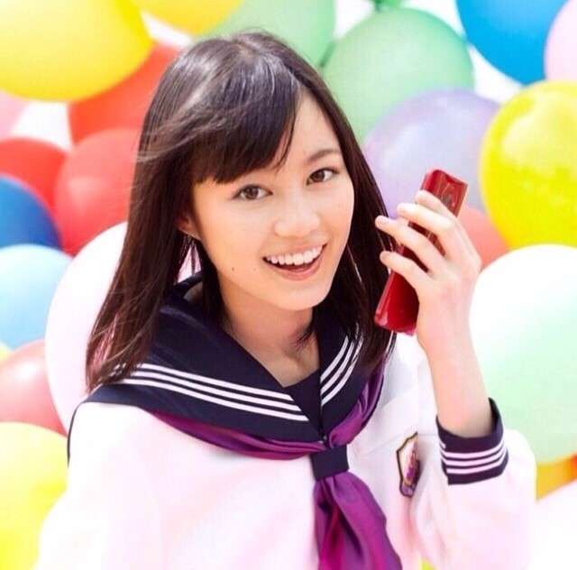 乃木坂46白石麻衣、幼少期の姿に「既に可愛い」「美人のルーツ」の声