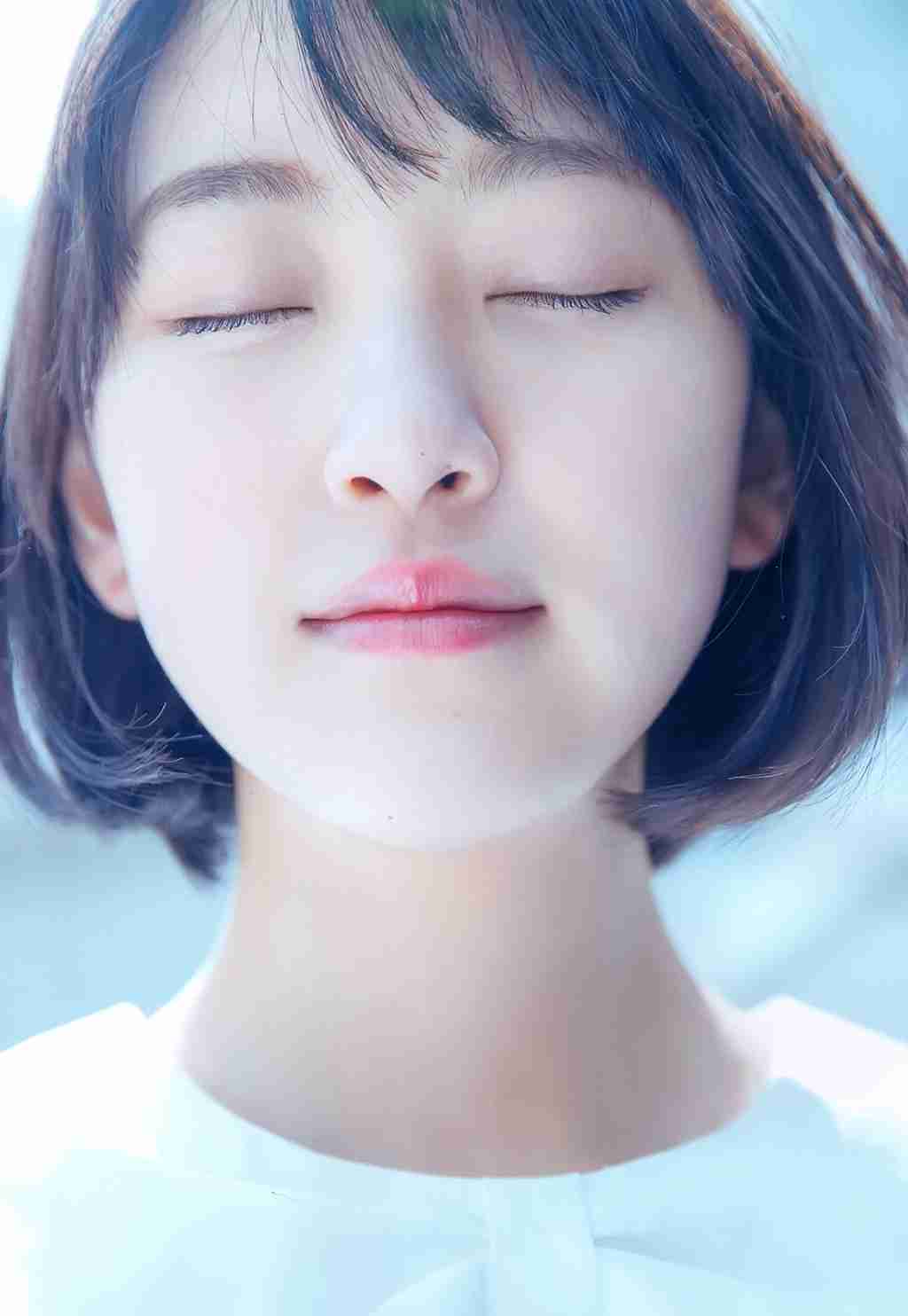 乃木坂46白石麻衣、幼少期の姿に「既に可愛い」「美人のルーツ」の声