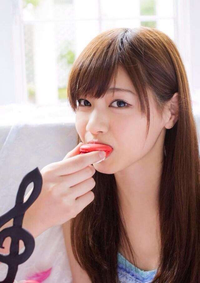 乃木坂46白石麻衣、幼少期の姿に「既に可愛い」「美人のルーツ」の声