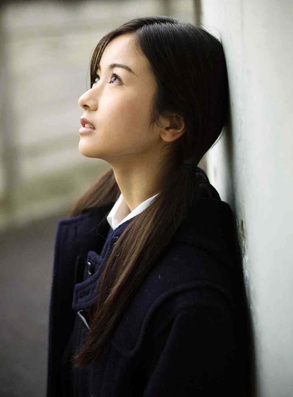 乃木坂46白石麻衣、幼少期の姿に「既に可愛い」「美人のルーツ」の声