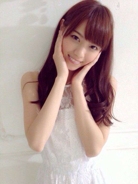 乃木坂46白石麻衣、幼少期の姿に「既に可愛い」「美人のルーツ」の声