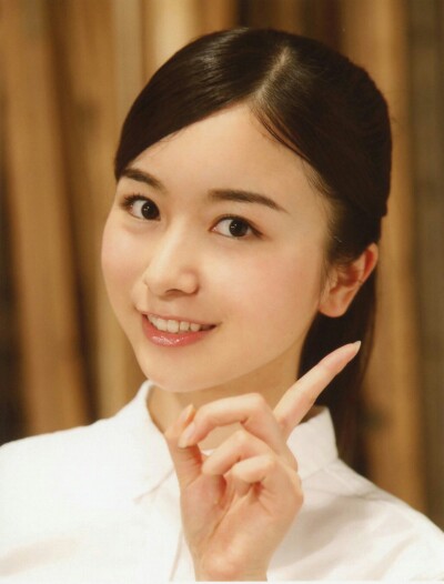 乃木坂46白石麻衣、幼少期の姿に「既に可愛い」「美人のルーツ」の声