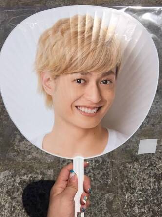 アイドルのうちわ画像をひたすら貼り付けるトピ