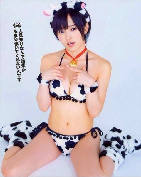 NMB48山本彩、谷間くっきりセクシー秘書に! ボディーライン強調のスーツ姿!