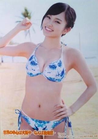 NMB48山本彩、谷間くっきりセクシー秘書に! ボディーライン強調のスーツ姿!