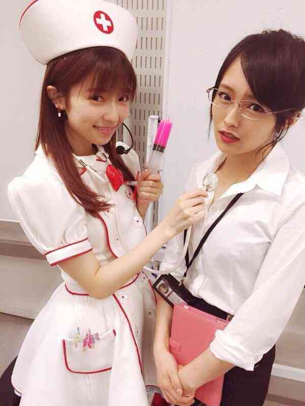 NMB48山本彩、谷間くっきりセクシー秘書に! ボディーライン強調のスーツ姿!