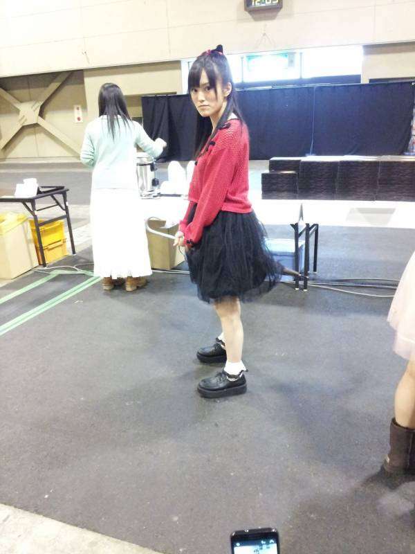 NMB48山本彩、谷間くっきりセクシー秘書に! ボディーライン強調のスーツ姿!