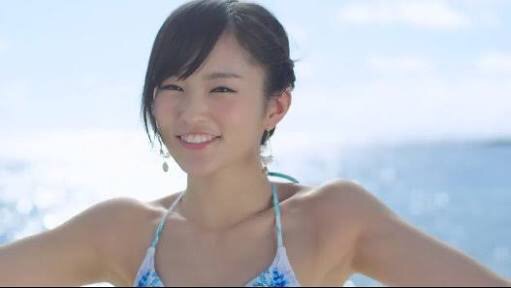 NMB48山本彩、谷間くっきりセクシー秘書に! ボディーライン強調のスーツ姿!
