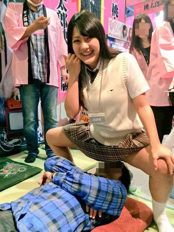 スカートの下に下着以外で何か履きますか？