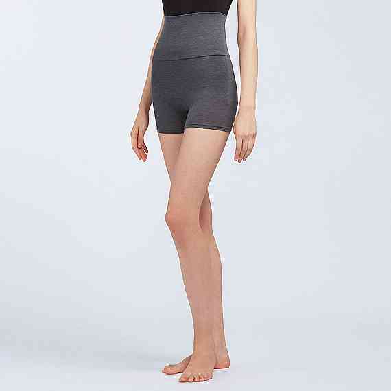 スカートの下に下着以外で何か履きますか？