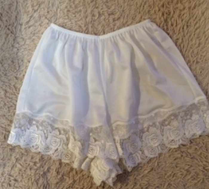 スカートの下に下着以外で何か履きますか？