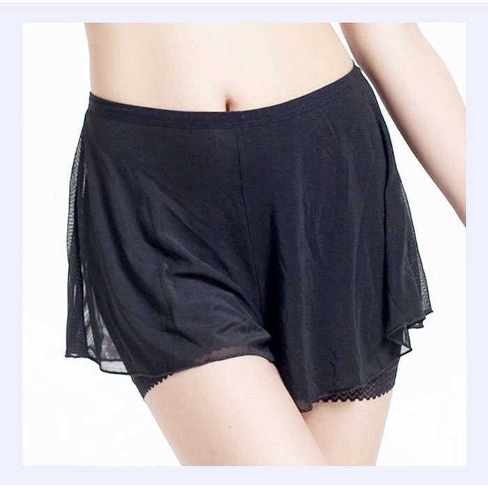 スカートの下に下着以外で何か履きますか？