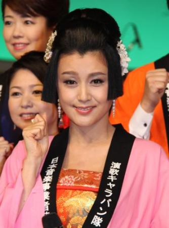 藤原紀香、胸元＆美脚チラ見せのドレスで悩殺！片岡愛之助の質問に無言も苦笑い