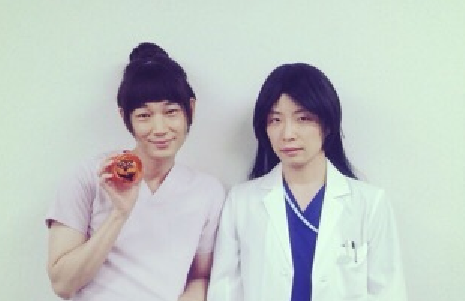 綾野剛&星野源、『コウノドリ』コンビで女装 「こんな女性い