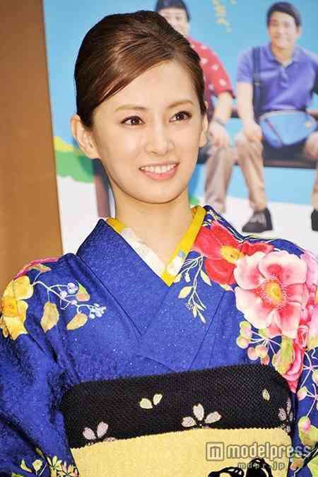 北川景子、艶やか着物姿&上品SEXYドレスで美脚チラリ