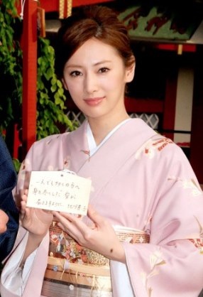 北川景子、艶やか着物姿&上品SEXYドレスで美脚チラリ