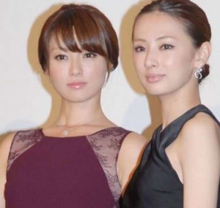 北川景子、艶やか着物姿&上品SEXYドレスで美脚チラリ