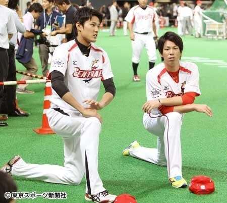 膝を曲げてる人の画像