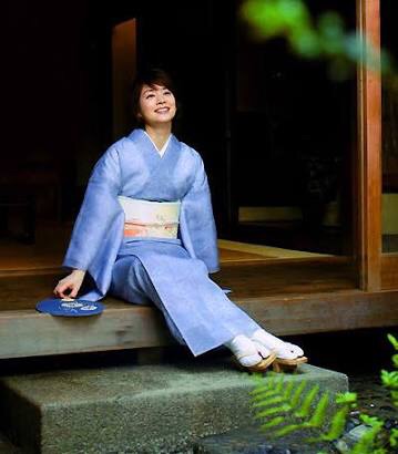膝を曲げてる人の画像