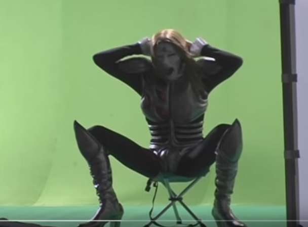 膝を曲げてる人の画像