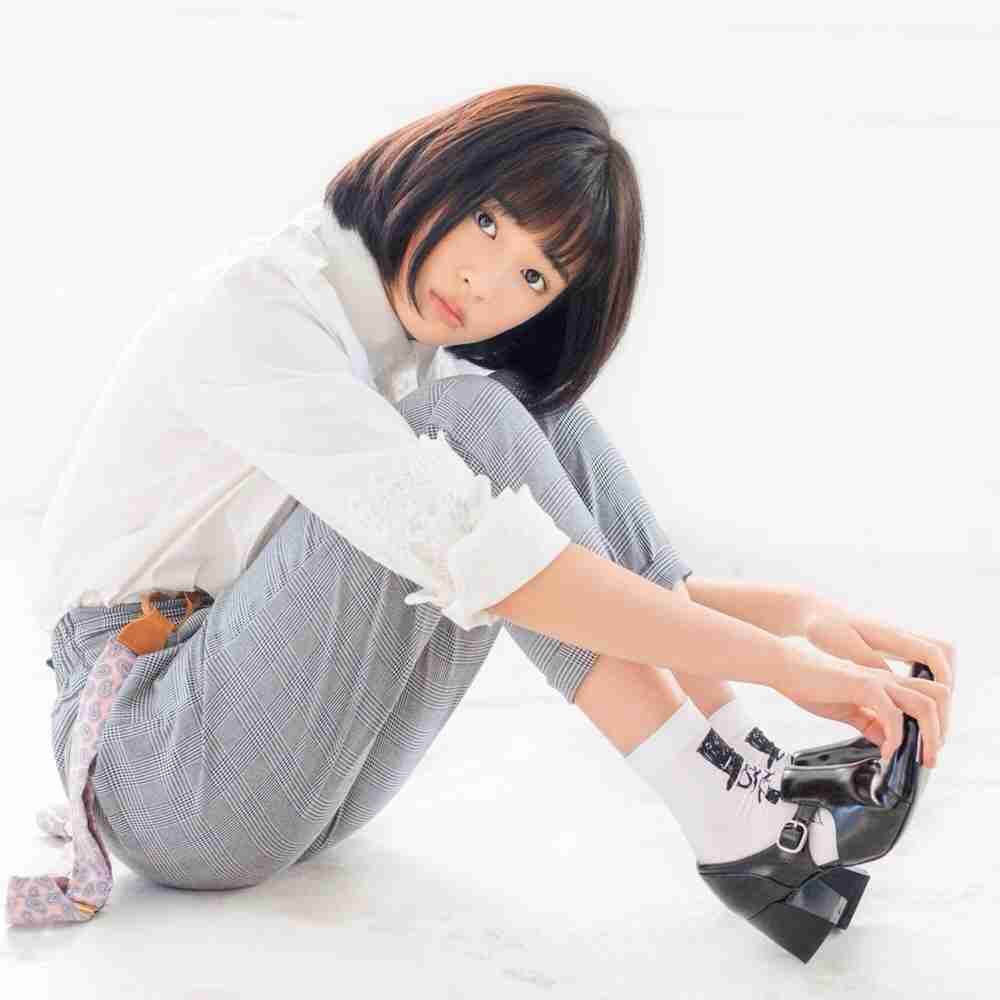 膝を曲げてる人の画像