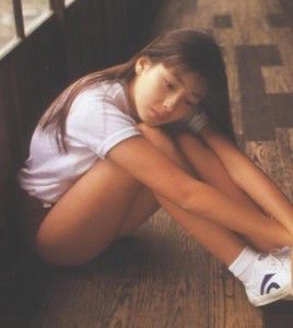 膝を曲げてる人の画像