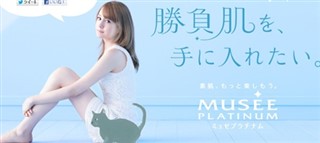 膝を曲げてる人の画像
