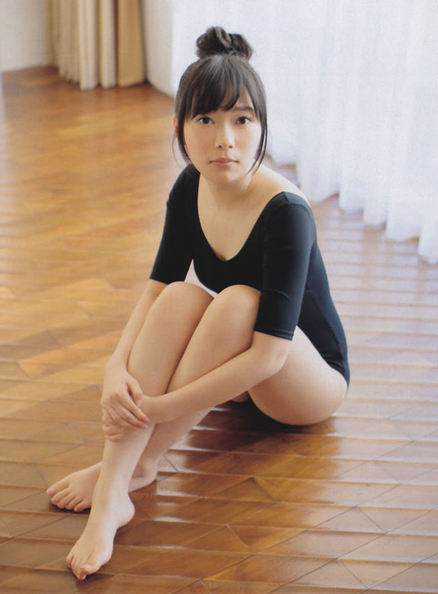 膝を曲げてる人の画像