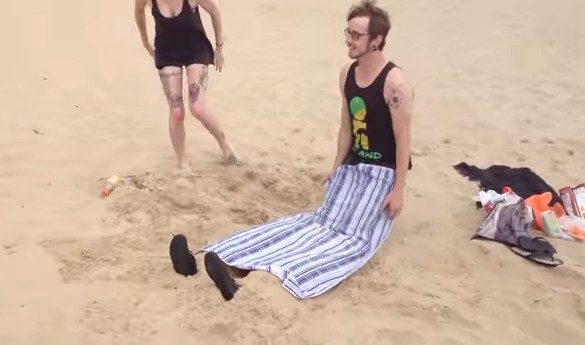 膝を曲げてる人の画像