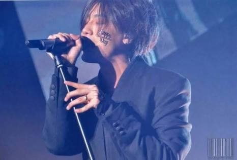 膝を曲げてる人の画像
