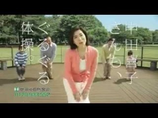 膝を曲げてる人の画像