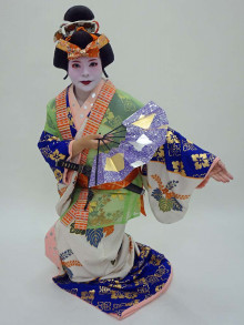 膝を曲げてる人の画像