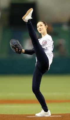 ヒールを履いてない脚の画像